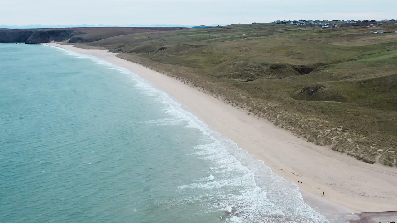 Droneoptagelse af The Minch og Traigh Mhor Beach i Tolsta på Isle of Lewis