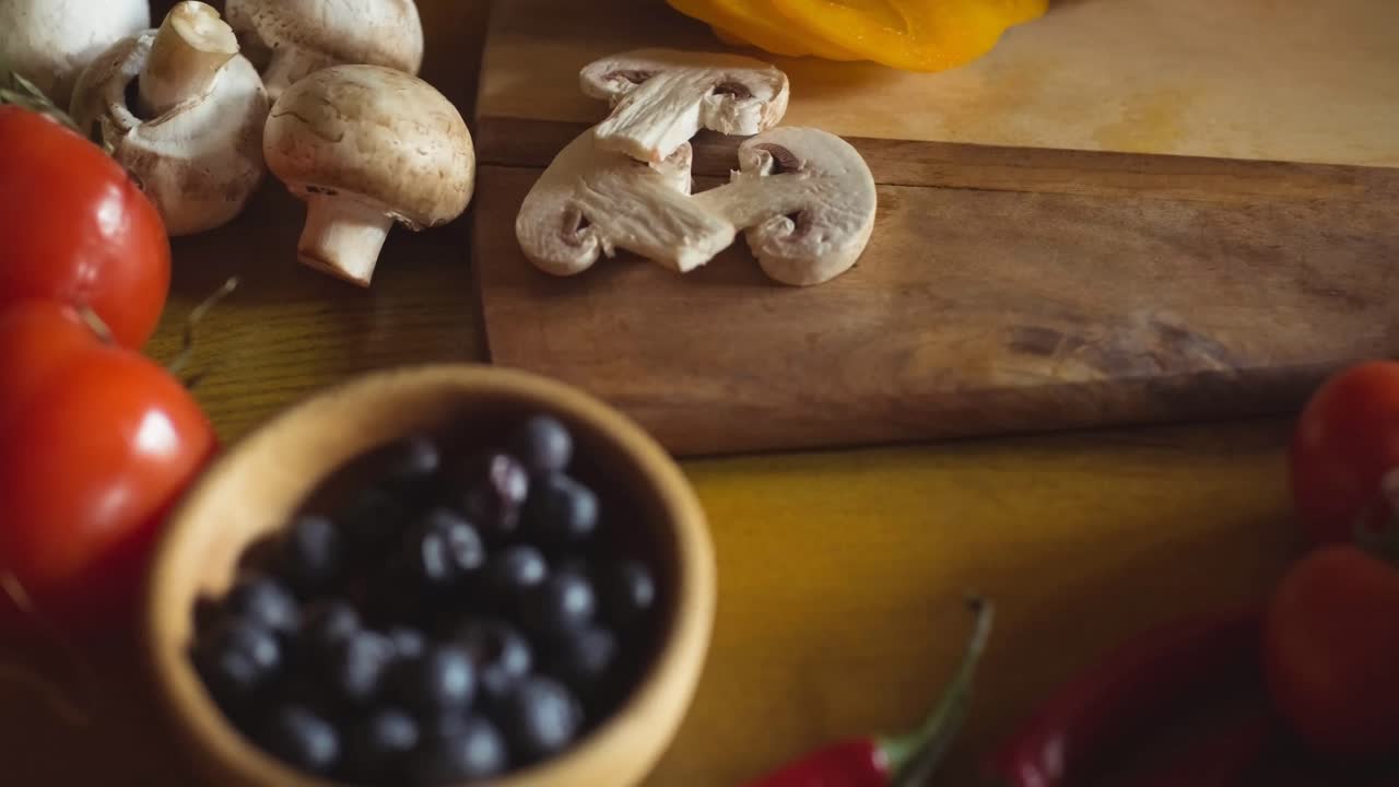 Animazione di primo piano di verdure e funghi su ripiano in cucina