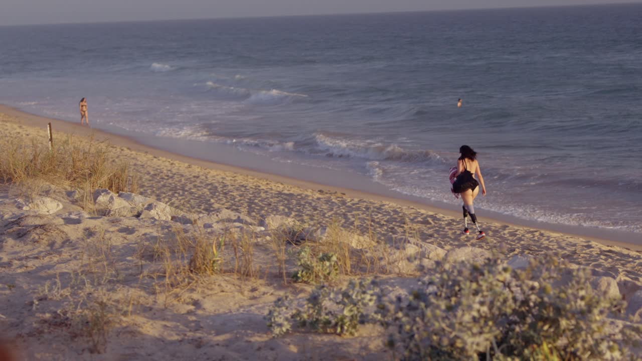 해가 지는 해변에서 는 여자