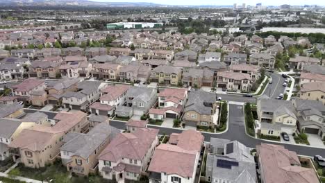 Suburbio-De-La-Ciudad-De-Tustin-Los-Angeles,-Comunidad-De-Casas-Nuevas-En-California,-Vista-Aérea