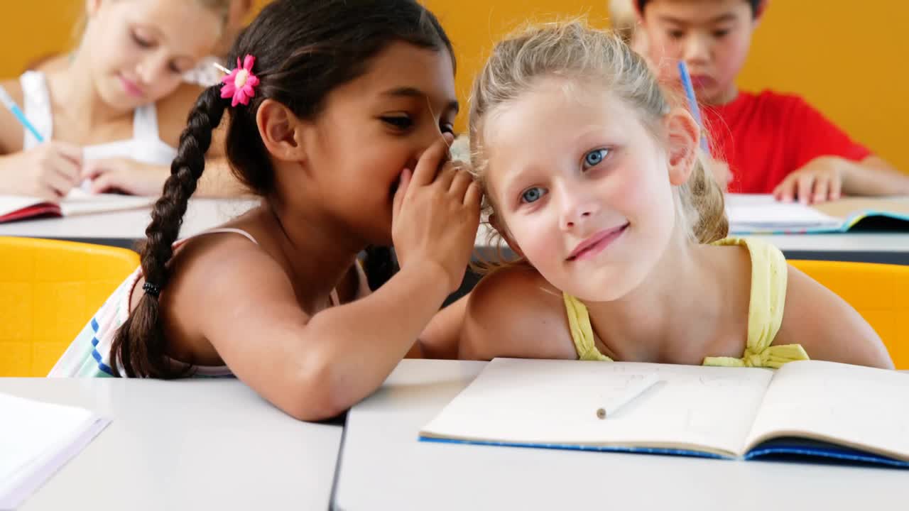 Kinder im Klassenzimmer mit animierten Überlagerungen von Hüten und Büchern zum Schulabschluss