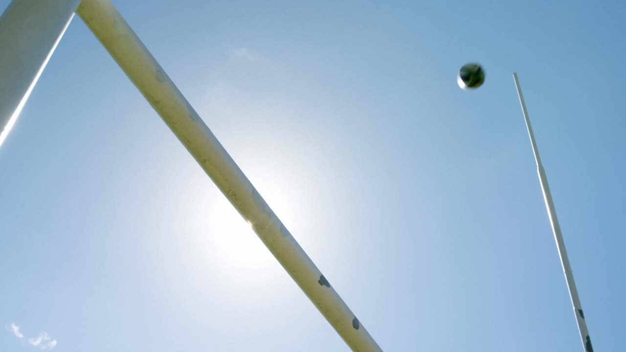 럭비 공이 골프 포스트 위로 날아갑니다 4k 4k