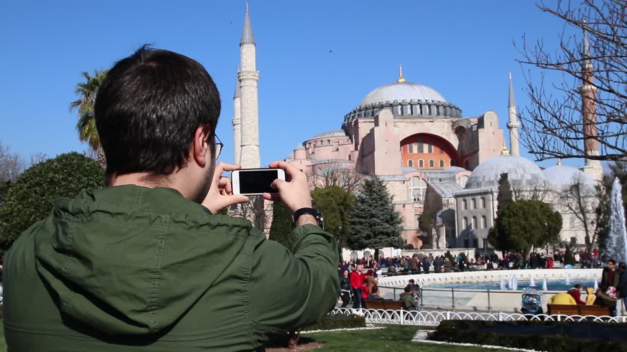 turista a tirar fotografias na mesquita hagia sophia