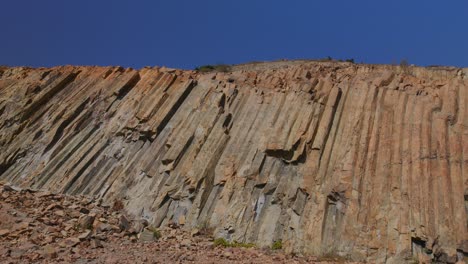 una gran montaña rocosa