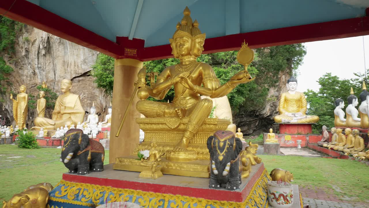 estatua budista en el templo, tailandia, malasia