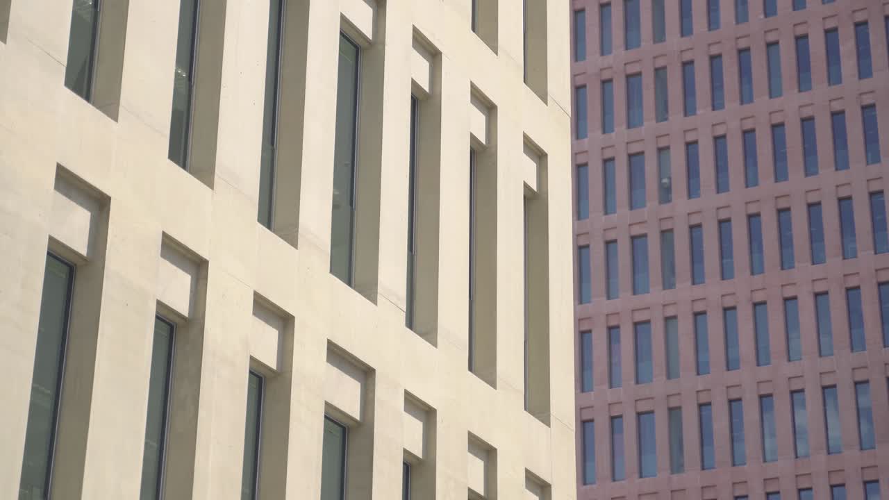 exterior de un moderno edificio de oficinas corporativas de hormigón con grandes ventanas