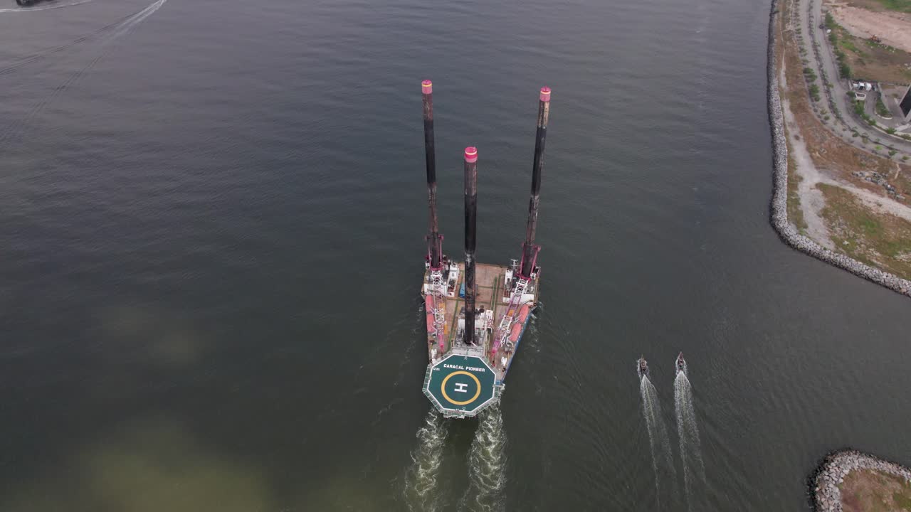 Et offshore forsyningsskib sejler i øjeblikket fra Atlanterhavet mod Lagos Havn