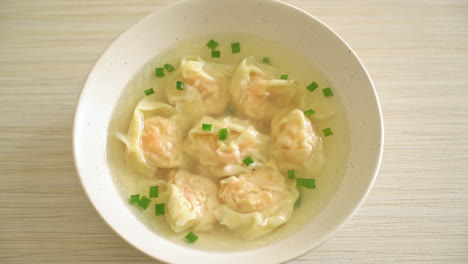 Sopa-De-Albóndigas-De-Camarones-En-Tazón-Blanco---Estilo-De-Comida-Asiática