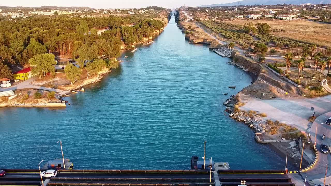 puente de tráfico, paso de conexión del canal, infraestructura griega