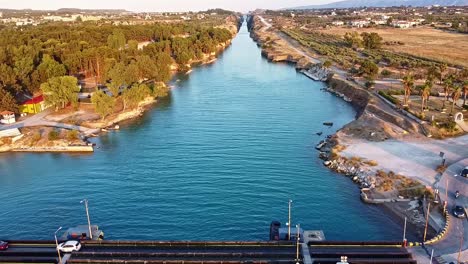 puente de tráfico, paso de conexión del canal, infraestructura griega
