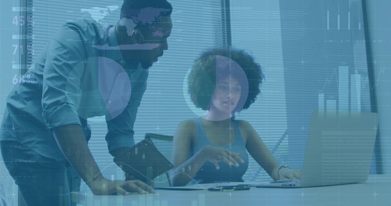 Homme appuyé sur une table, montrant des documents professionnels, un collègue cliquant, des données se transformant en graphiques, cartes et diagrammes.