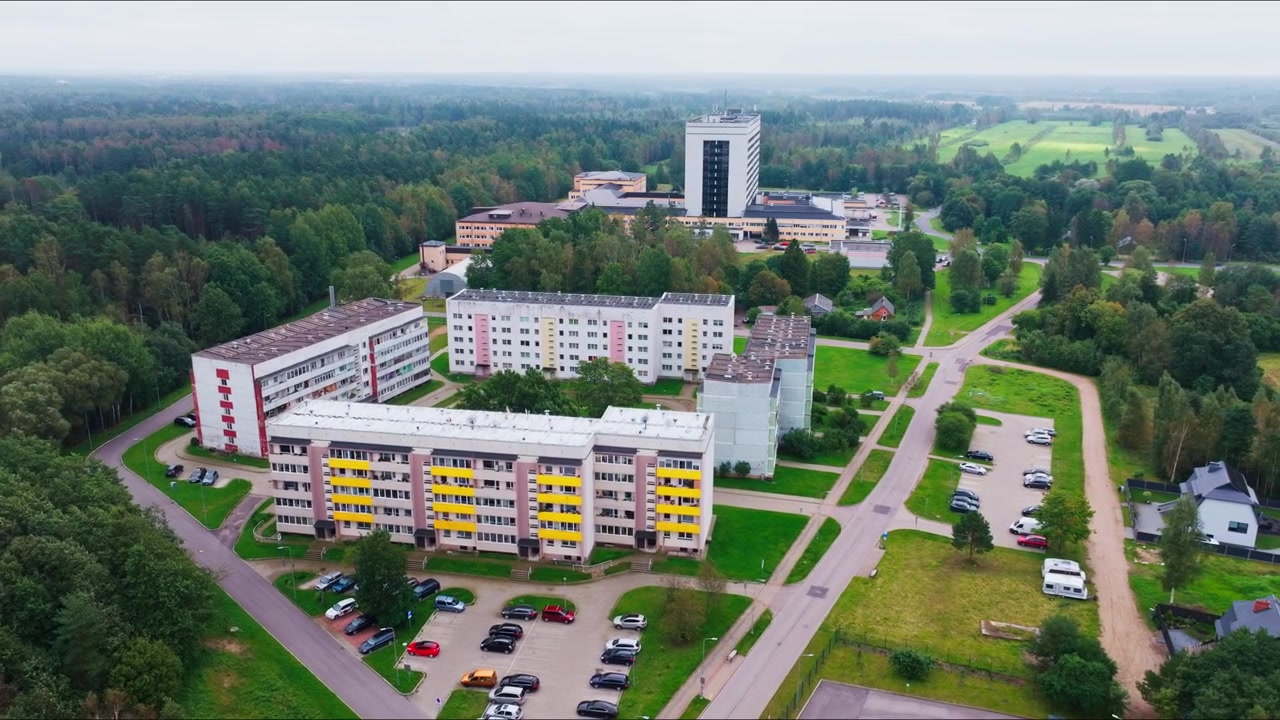 Powolny widok z lotu ptaka nad Zaļā Birze w Lipawie ze szpitalem i osiedlem mieszkaniowym