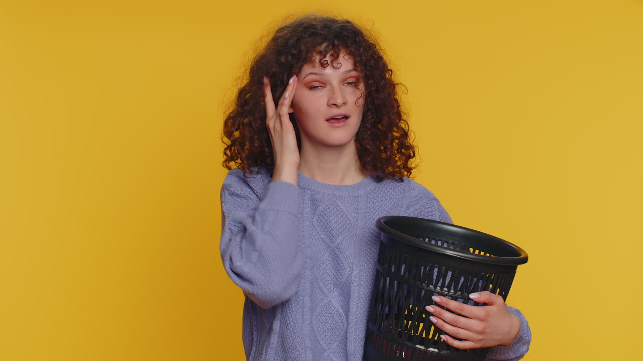 mujer quitándose, tirando gafas a la basura después de una cirugía de terapia con láser de visión médica