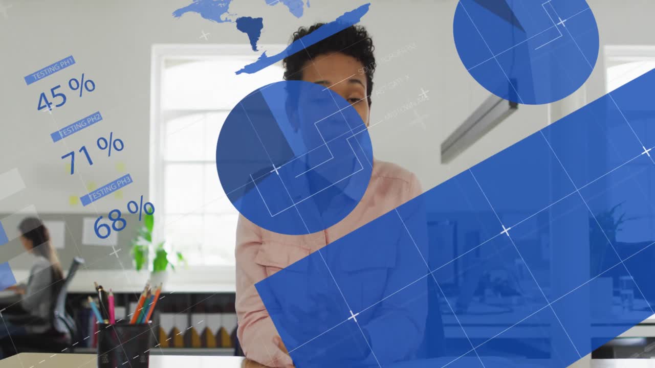 animación de la interfaz infográfica sobre una mujer biracial despidiéndose y saludando a la cámara