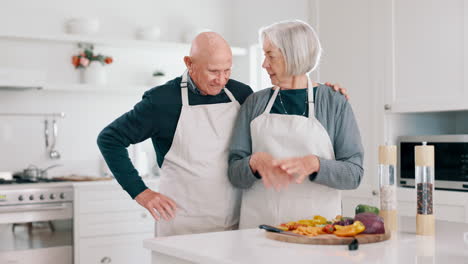 feliz, pareja de mayores y cocinar en la cocina