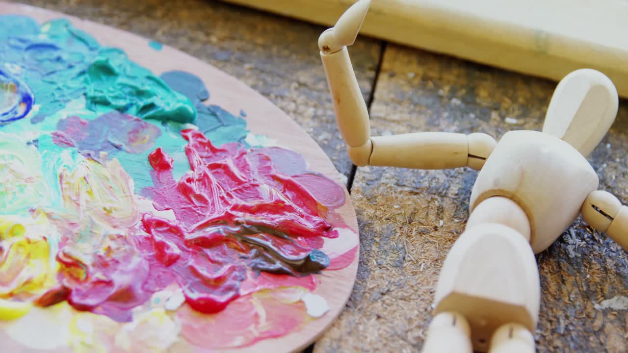 Primo piano di tavoletta e figurina 4k