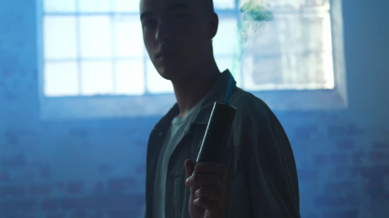 버려진 창고에 있는 멋진 젊은 남자