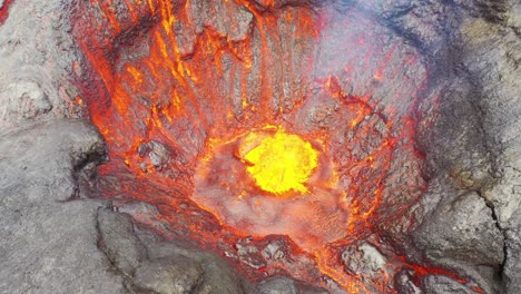 vista aérea de drones desde arriba hacia abajo del cráter del volcán activo volcán fagradalsfjall en la península de reykjanes en islandia