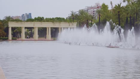 西班牙瓦倫西亞表演藝術中心公園的美麗噴泉景色