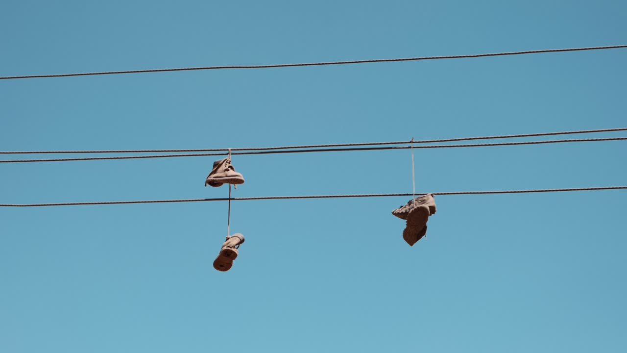 와이어 위에 그들의 에 의해 매달린 오래된 운동화의 넓은