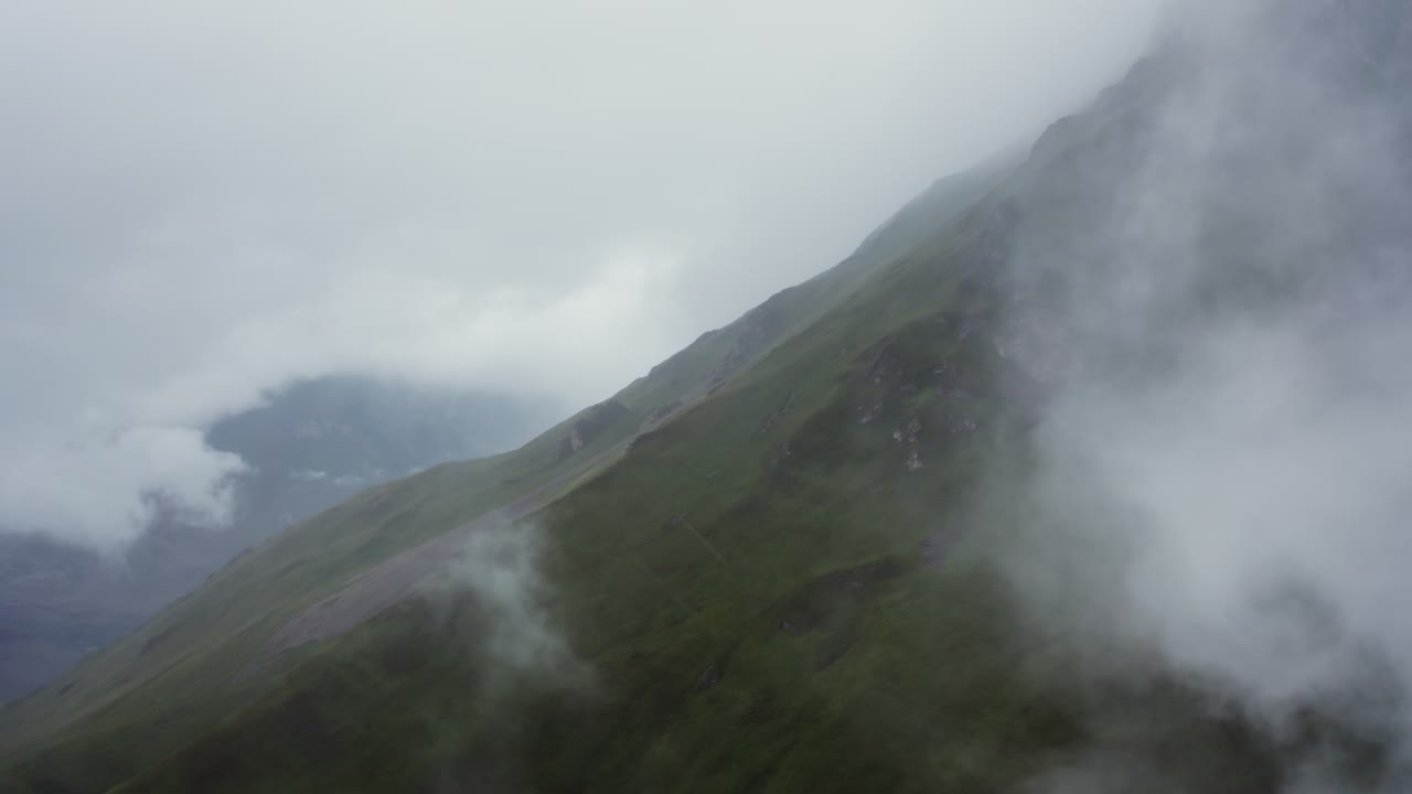 안개 가 가득 한 산악 풍경