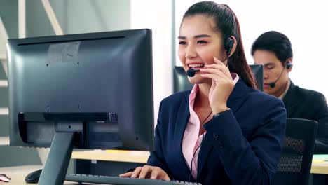 Gente-De-Negocios-Con-Auriculares-Trabajando-En-La-Oficina