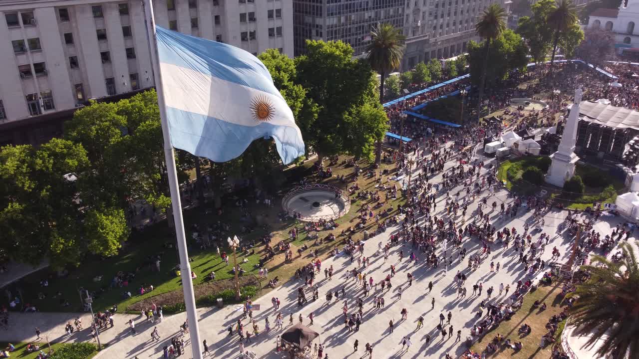 vista aérea de la bandera argentina ondeando durante el desfile del orgullo lgbt en buenos aires en verano