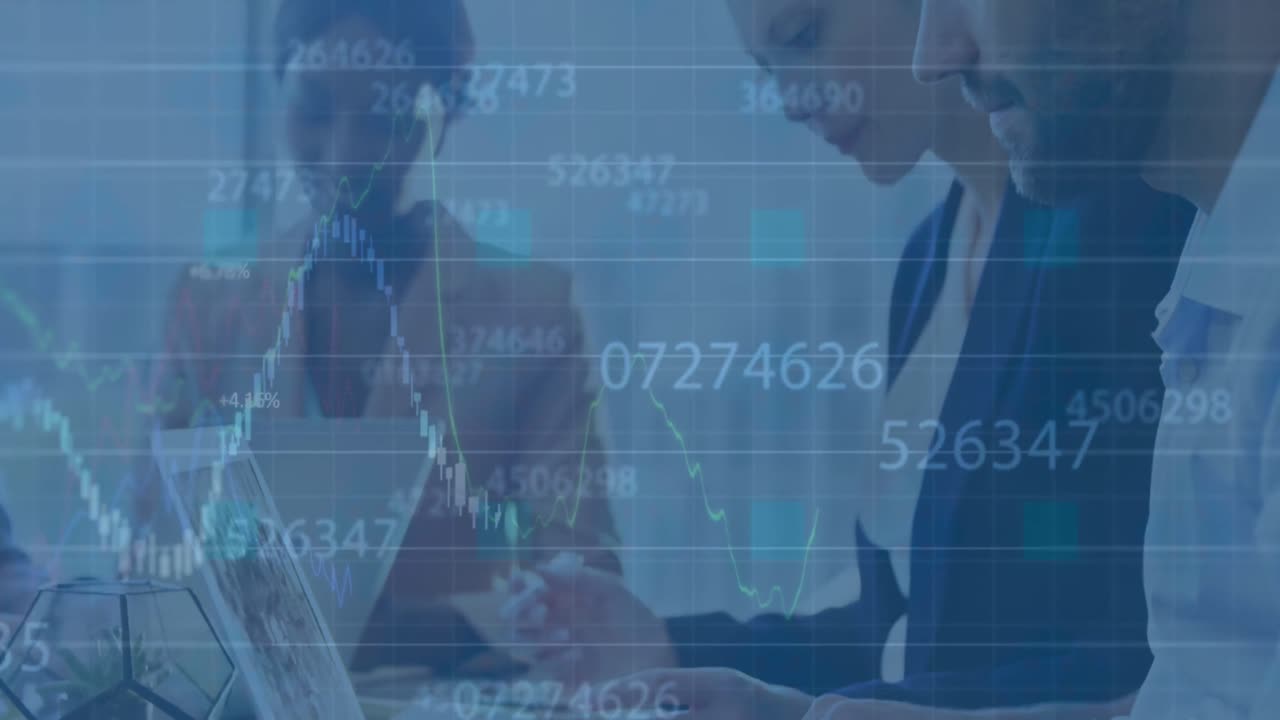 animación de números cambiantes en el procesamiento de datos financieros sobre el hombre caucásico usando la computadora portátil en la oficina.