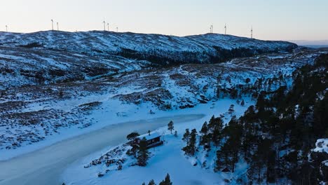 Turbinas-Eólicas-Estáticas-En-Un-Parque-Eólico-Montañoso-En-Invierno