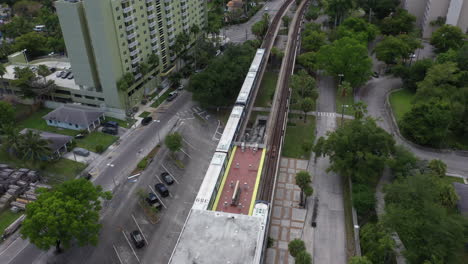 vista aérea del tren entrando en la estación