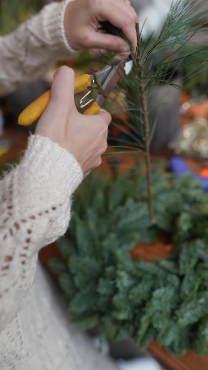 haciendo una corona de navidad
