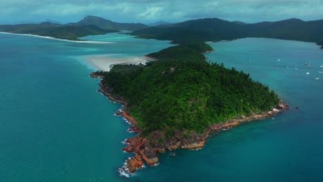 Hill-Inlet-Lookout-Luftdrohne-Rundflug-Whitsundays-Hamilton-Island-Queensland-Australien-Segelboot-Yachten-Whitehaven-Beach-Airlie-Nationalpark-Klares-Türkisfarbenes-Meer-Wasser-Bewölkt-Nach-Vorne-Schwenken