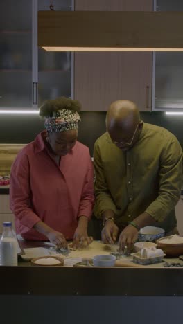 una pareja afroamericana en la cocina.