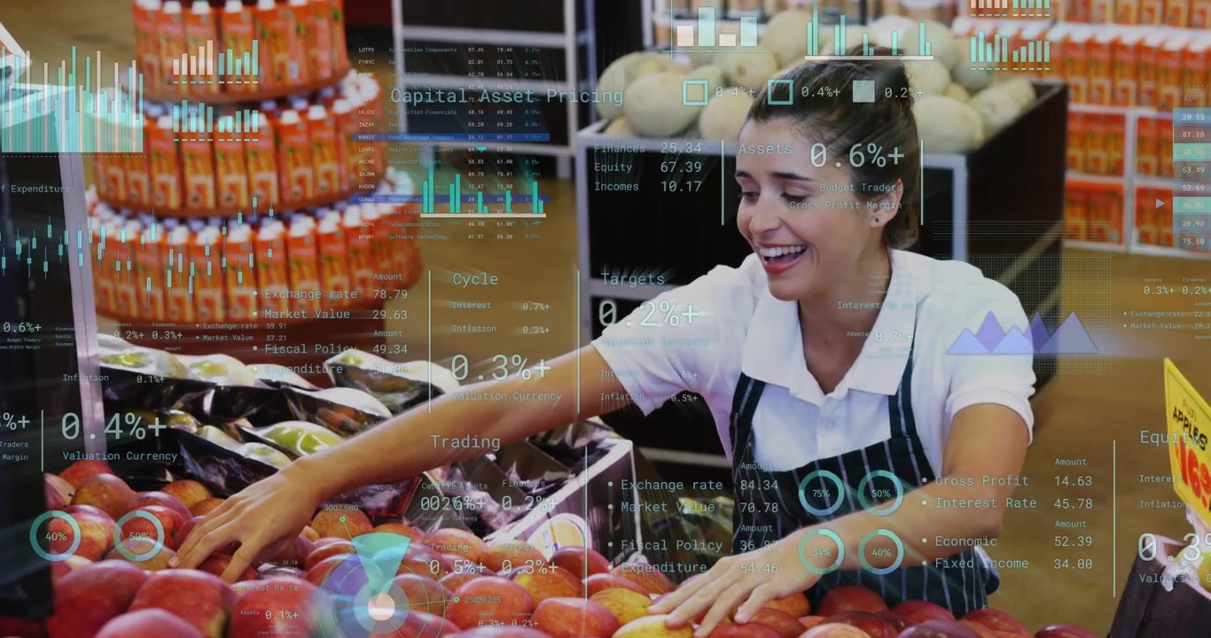 Commesso del supermercato che ispeziona le mele, si protende e sistema l'esposizione per le vendite mentre i grafici HUD si spostano
