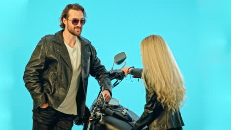 hablando, motocicleta y pareja en fondo azul