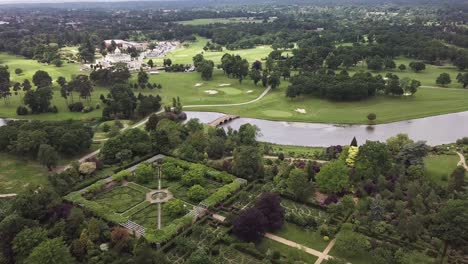 drohnenaufnahme des gedenkparks in stoke poges