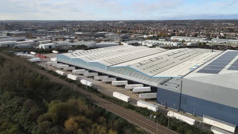 Sainsbury&#39;s-Distribution-Centre-Rye-Park,-Hoddesdon-England-Hertfordshire-Luftdrohnenansicht-Lastwagen-Aufgereiht-Be--Und-Entladen