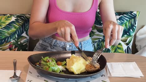 mujer comiendo en un restaurante