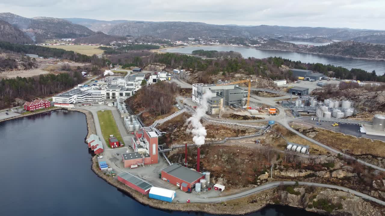 General Electric riesiges Industriegebiet in Lindesnes, Norwegen – Produktionsanlagen für medizinische Geräte und Pharmazeutika – Luftaufnahme aus der Ferne