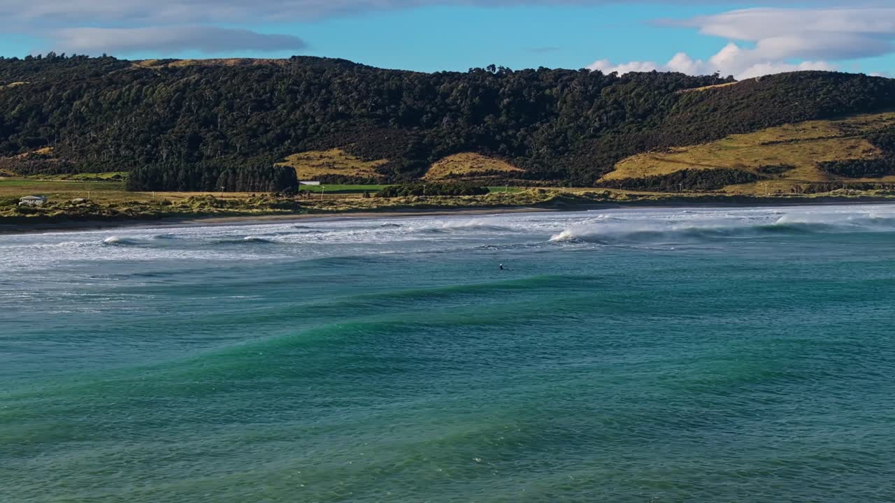 공중 파노라마 도는 돌로 된 숲과 포포이스 만의 바다 물을 보여줍니다.