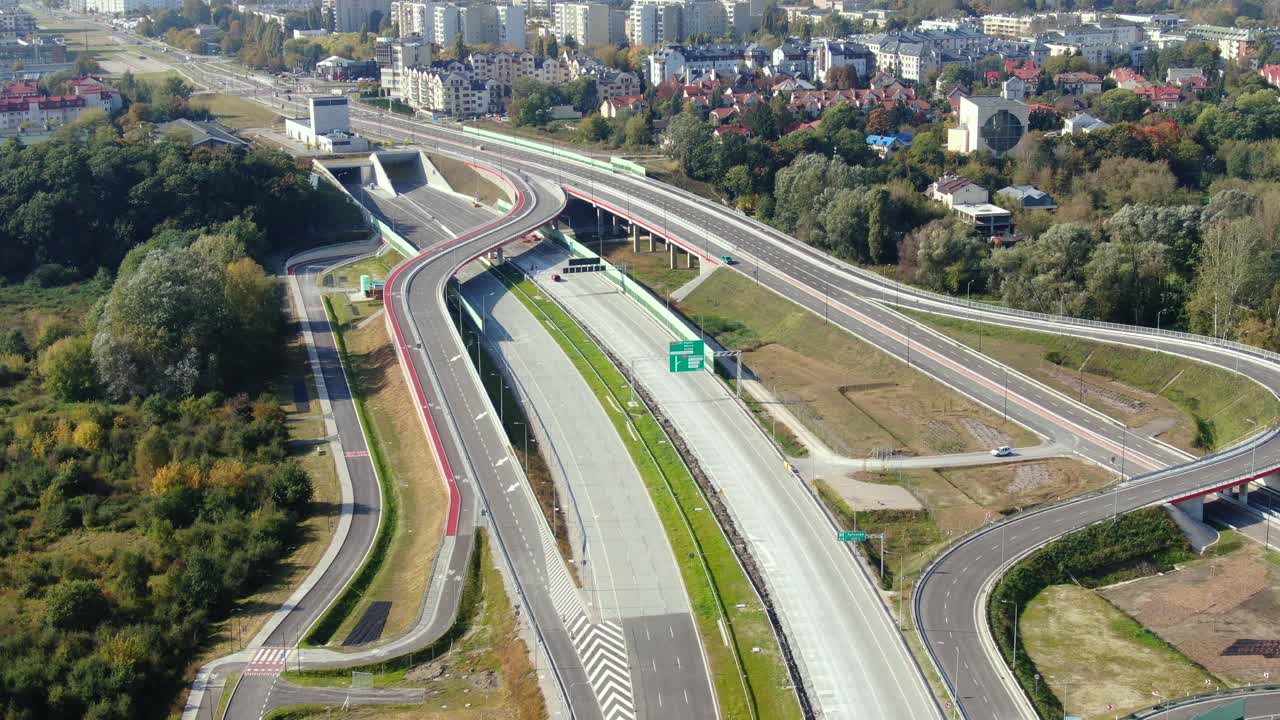 autopista disparada por drones que muestra carriles con túneles y viaductos fuera de la ciudad de varsovia, polonia