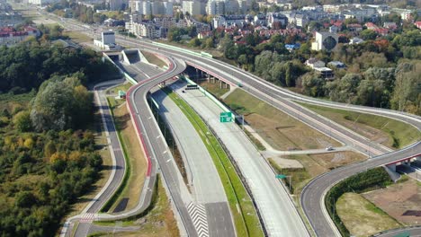 Drohnenaufnahme-Autobahn-Autobahn-Mit-Fahrspuren-Mit-Tunnel-Und-Viadukten-Außerhalb-Der-Stadt-Warschau,-Polen