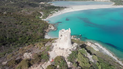 torre di porto giunco, cerdeña: vista panorámica de la hermosa torre y el color turquesa del mar