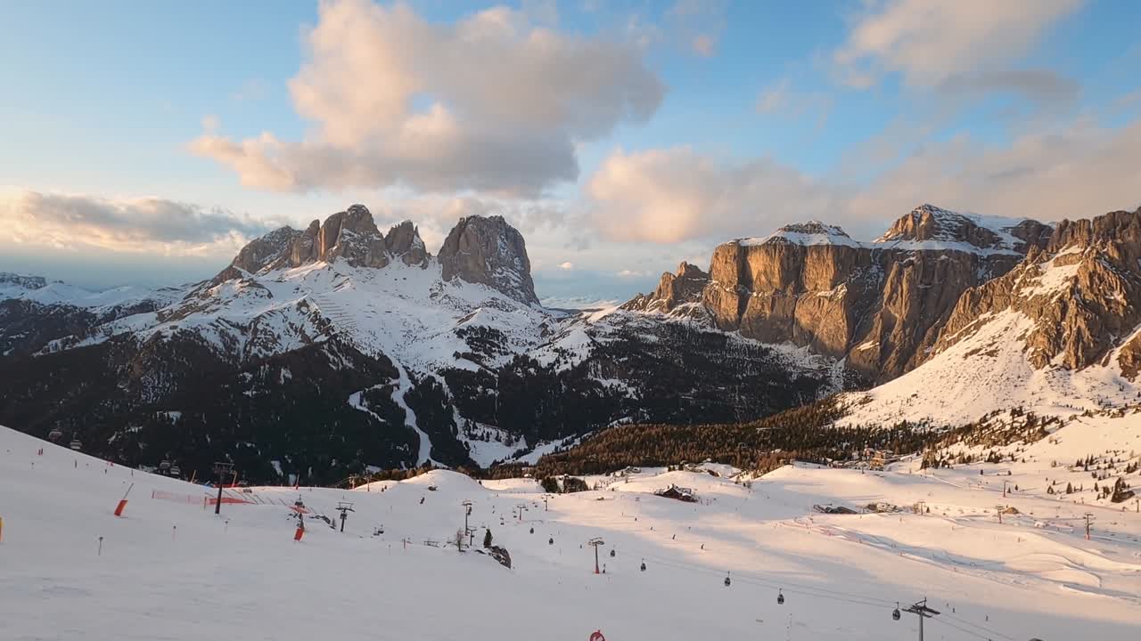 이탈리아의 돌로미트 산맥에 있는 스키 리조트