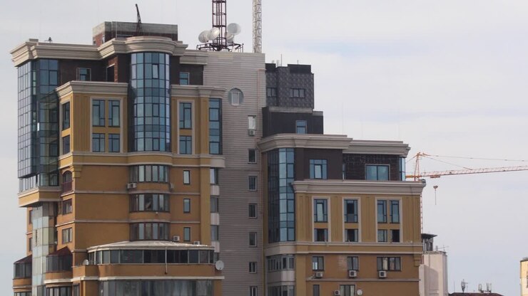 Edificio a più piani con esterno moderno nella città di Kiev, Ucraina