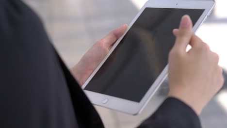 mujer de negocios con una tableta. concepto de tecnología, comunicación empresarial, compras en línea y estilo de vida moderno.