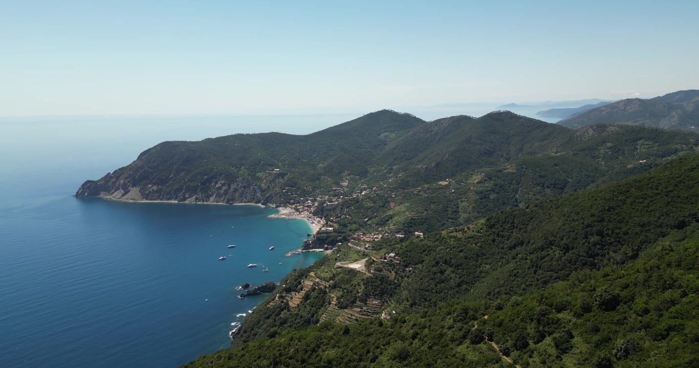 Montagne ripide di un verde intenso alle Cinque Terre nella regione Liguria, nel nord-ovest d'Italia. Ripresa aerea con drone.