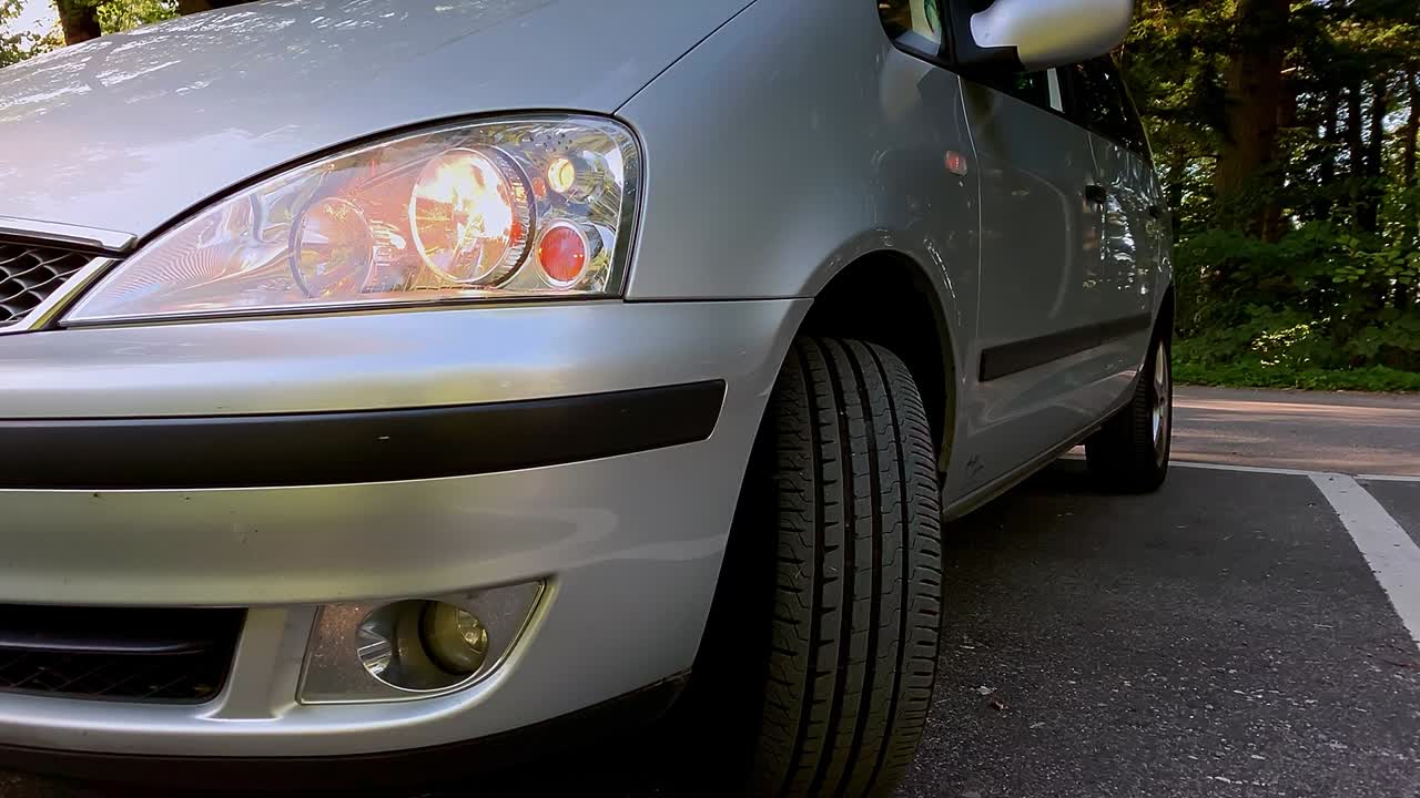 자동차가 회전 신호를 주고 주차장에서 나옵니다.