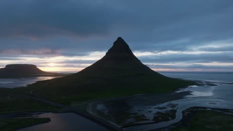 Kirkjufell-Bajo-El-Sol-De-Medianoche-En-Islandia