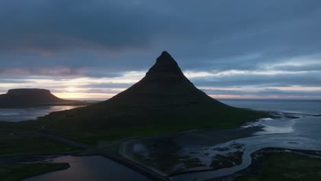 kirkjufell bajo el sol de medianoche en islandia
